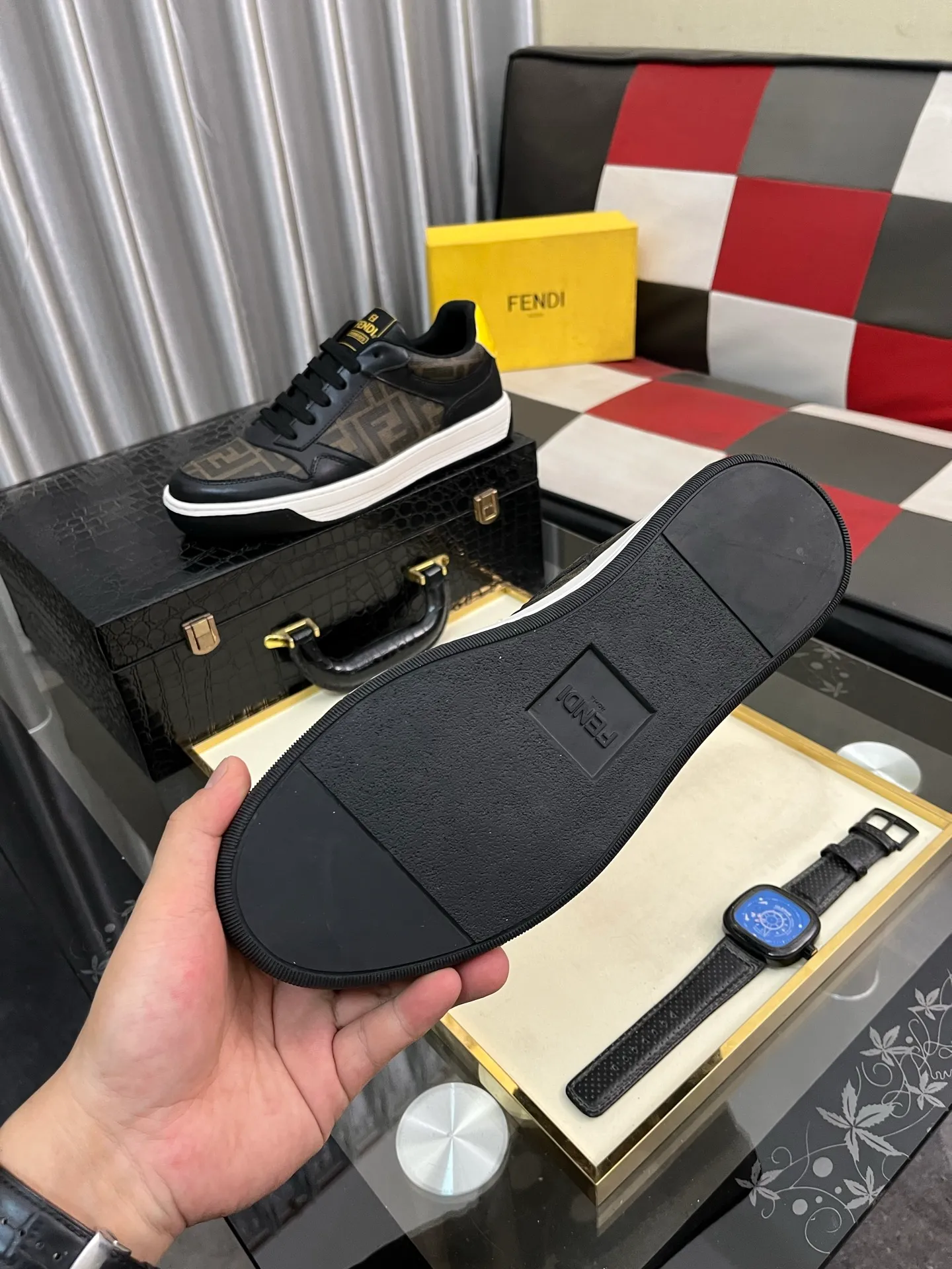 Men's Men's Shoes💰420⌚️⌚️[Fendi] Fendi's latest casual shoes for men! Available at counters simultaneously! A one-to-one replica of the original. Made entirely of imported top-grain calfskin, the interior is made of top-grain water-dyed cowhide, and the original factory-supplied rubber outsole. Leading new fashion concepts. Matching code: 38-443️⃣Colors available